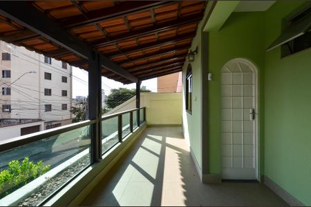 Casa à venda com 336m², 4 quartos e 5 vagas Casa à venda com 336m², 4 quartos e 5 vagasVaranda
