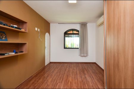 Casa à venda com 336m², 4 quartos e 5 vagas Casa à venda com 336m², 4 quartos e 5 vagasQuarto 1