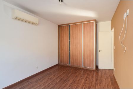 Casa à venda com 336m², 4 quartos e 5 vagas Casa à venda com 336m², 4 quartos e 5 vagasQuarto 3