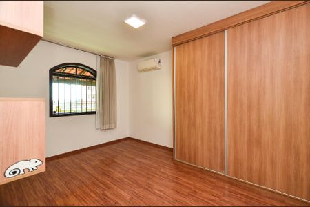 Casa à venda com 336m², 4 quartos e 5 vagas Casa à venda com 336m², 4 quartos e 5 vagasQuarto 1
