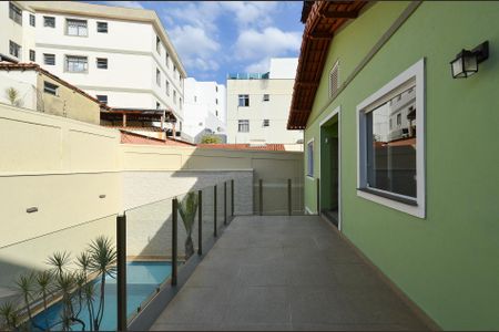 Casa à venda com 336m², 4 quartos e 5 vagas Casa à venda com 336m², 4 quartos e 5 vagasVaranda