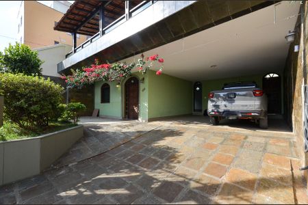 Casa à venda com 336m², 4 quartos e 5 vagas Casa à venda com 336m², 4 quartos e 5 vagasGaragem