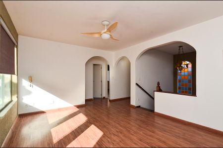 Casa à venda com 336m², 4 quartos e 5 vagas Casa à venda com 336m², 4 quartos e 5 vagasSala de TV