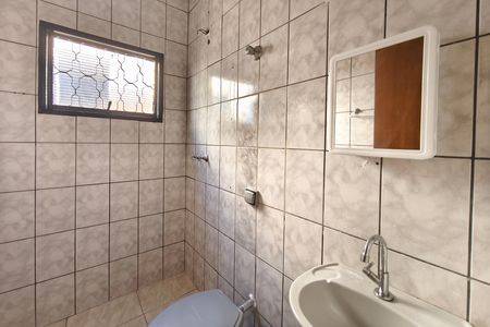 Casa para alugar com 71m², 3 quartos e 1 vaga Casa para alugar com 71m², 3 quartos e 1 vagaBanheiro Social