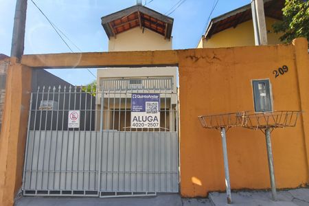 Casa para alugar com 71m², 3 quartos e 1 vaga Casa para alugar com 71m², 3 quartos e 1 vagaFachada