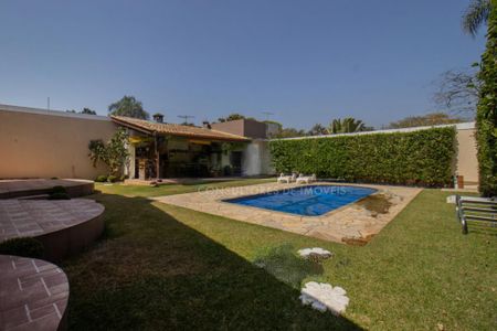 Casa à venda com 330m², 4 quartos e 6 vagas