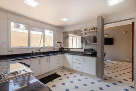 Casa à venda com 330m², 4 quartos e 6 vagas