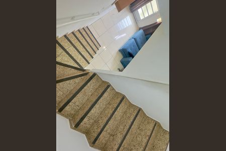 Casa de condomínio para alugar com 55m², 2 quartos e 1 vaga Casa de condomínio para alugar com 55m², 2 quartos e 1 vagaEscada