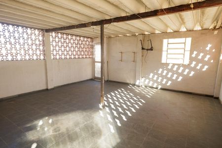 Casa à venda com 352m², 6 quartos e 2 vagas Casa à venda com 352m², 6 quartos e 2 vagasTerraço
