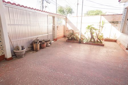 Casa à venda com 352m², 6 quartos e 2 vagas Casa à venda com 352m², 6 quartos e 2 vagasÁrea externa