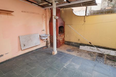 Casa à venda com 352m², 6 quartos e 2 vagas Casa à venda com 352m², 6 quartos e 2 vagasÁrea externa