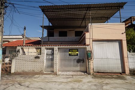 Casa à venda com 352m², 6 quartos e 2 vagas Casa à venda com 352m², 6 quartos e 2 vagasFachada
