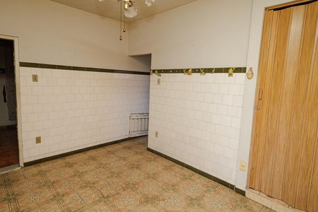Casa à venda com 352m², 6 quartos e 2 vagas Casa à venda com 352m², 6 quartos e 2 vagasQuarto 6