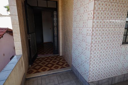 Casa à venda com 352m², 6 quartos e 2 vagas Casa à venda com 352m², 6 quartos e 2 vagasVaranda