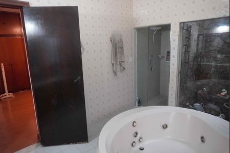 Casa à venda com 327m², 2 quartos e 4 vagasBanheiro da Suíte 1