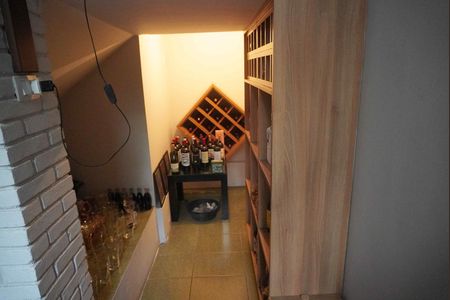 Casa à venda com 327m², 2 quartos e 4 vagasAdega