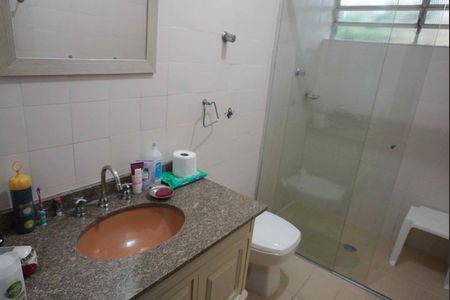 Casa à venda com 327m², 2 quartos e 4 vagasBanheiro da Suíte 2