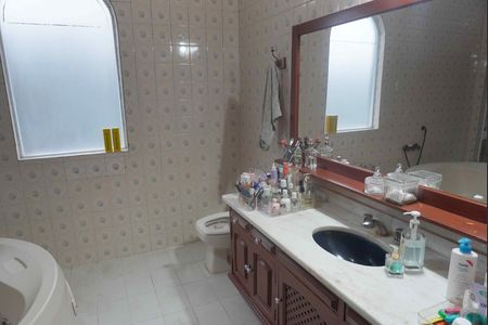 Casa à venda com 327m², 2 quartos e 4 vagasBanheiro da Suíte 1