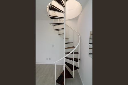 Apartamento para alugar com 101m², 3 quartos e 2 vagas Apartamento para alugar com 101m², 3 quartos e 2 vagasEscada
