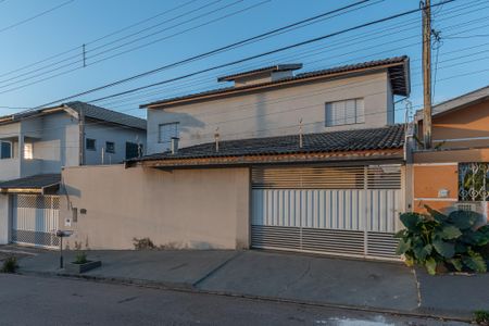 Casa à venda com 120m², 3 quartos e 4 vagas Casa à venda com 120m², 3 quartos e 4 vagasFachada