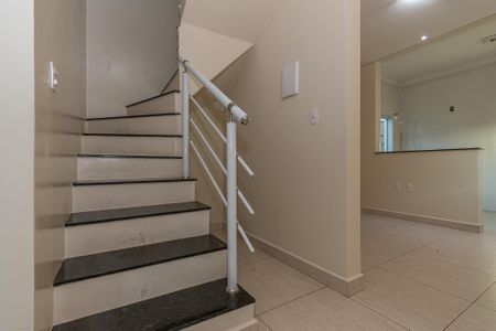 Casa à venda com 120m², 3 quartos e 4 vagas Casa à venda com 120m², 3 quartos e 4 vagasEscadas