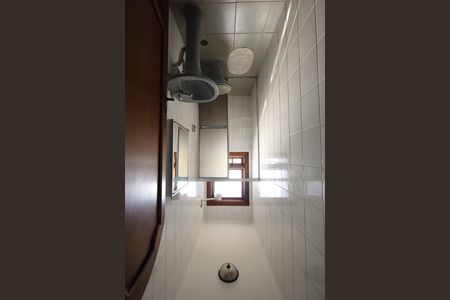 Casa de condomínio para alugar com 853m², 4 quartos e 6 vagasBanheiro de serviço