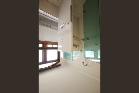 Casa de condomínio para alugar com 853m², 4 quartos e 6 vagasBanheiro da Suíte 1