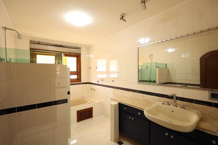 Casa de condomínio para alugar com 853m², 4 quartos e 6 vagasBanheiro da Suíte 2