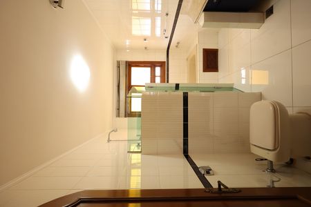 Casa de condomínio para alugar com 853m², 4 quartos e 6 vagasBanheiro da Suíte 2