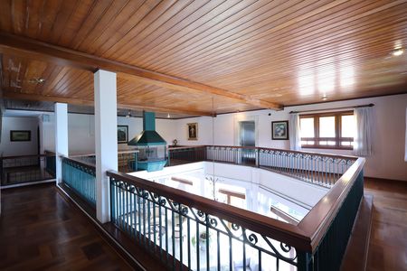 Casa de condomínio para alugar com 853m², 4 quartos e 6 vagasSala mezanino com lareira