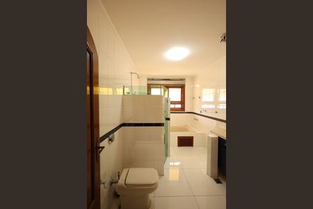 Casa de condomínio para alugar com 853m², 4 quartos e 6 vagasBanheiro da Suíte 2