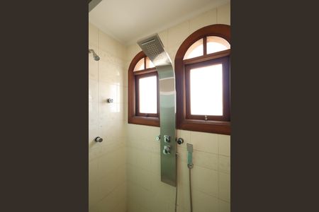 Casa de condomínio para alugar com 853m², 4 quartos e 6 vagasBanheiro da Suíte 3