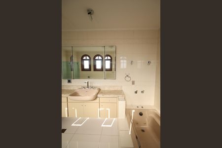 Casa de condomínio para alugar com 853m², 4 quartos e 6 vagasBanheiro da Suíte 3
