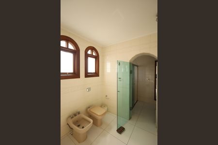 Casa de condomínio para alugar com 853m², 4 quartos e 6 vagasBanheiro da Suíte 3