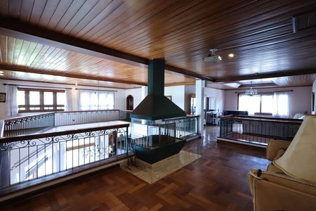 Casa de condomínio para alugar com 853m², 4 quartos e 6 vagasSala mezanino com lareira