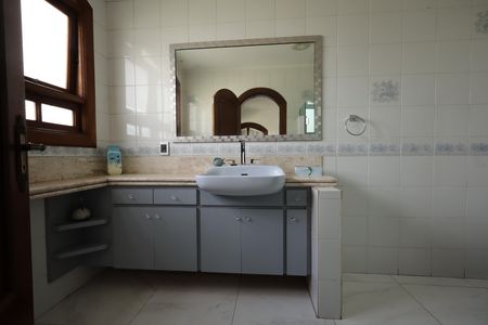 Casa de condomínio para alugar com 853m², 4 quartos e 6 vagasBanheiro da Suíte 4