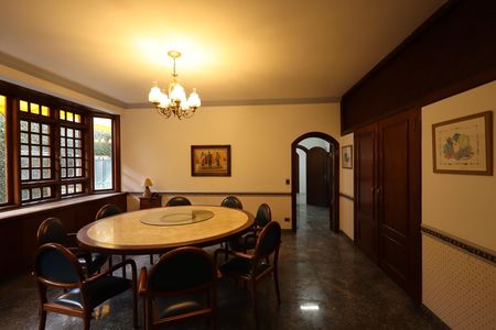 Casa de condomínio para alugar com 853m², 4 quartos e 6 vagasCopa