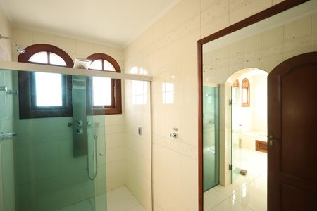 Casa de condomínio para alugar com 853m², 4 quartos e 6 vagasBanheiro da Suíte 3