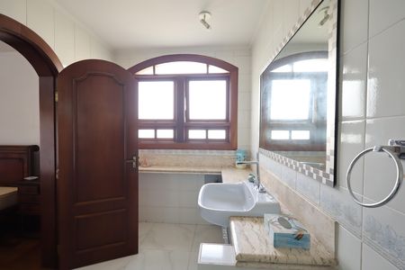 Casa de condomínio para alugar com 853m², 4 quartos e 6 vagasBanheiro da Suíte 4