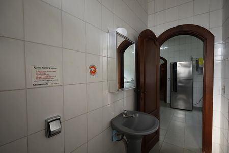 Casa de condomínio para alugar com 853m², 4 quartos e 6 vagasBanheiro de serviço