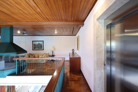 Casa de condomínio para alugar com 853m², 4 quartos e 6 vagasSala mezanino com lareira