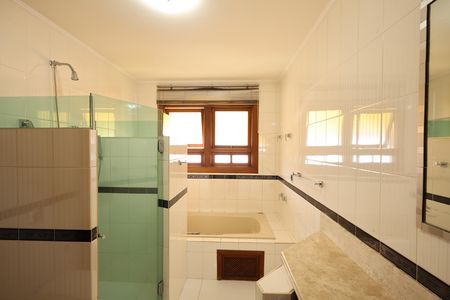 Casa de condomínio para alugar com 853m², 4 quartos e 6 vagasBanheiro da Suíte 2