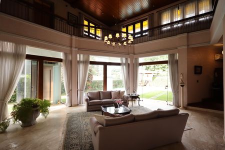 Sala de estar com lareira de casa de condomínio para alugar com 4 quartos, 853m² em Jardim Petropolis, São Paulo