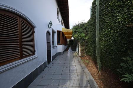 Casa de condomínio para alugar com 853m², 4 quartos e 6 vagasCorredor lateral
