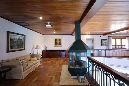 Casa de condomínio para alugar com 853m², 4 quartos e 6 vagasSala mezanino com lareira
