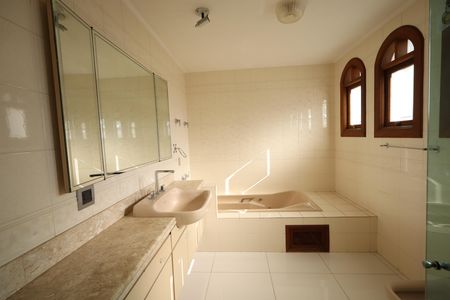 Casa de condomínio para alugar com 853m², 4 quartos e 6 vagasBanheiro da Suíte 3