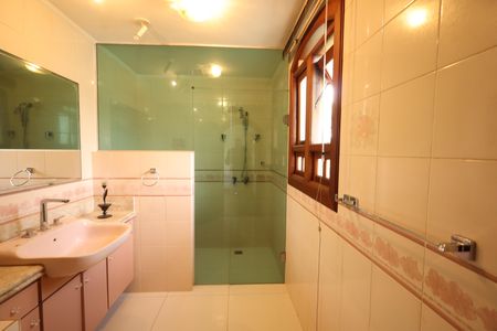 Casa de condomínio para alugar com 853m², 4 quartos e 6 vagasBanheiro da Suíte 3