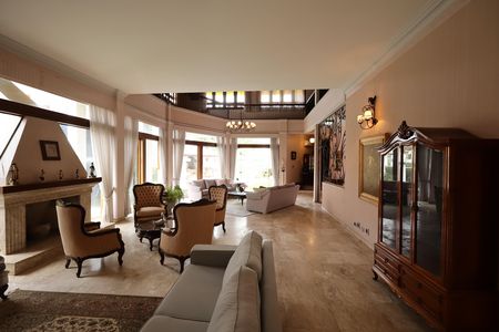 Casa de condomínio para alugar com 853m², 4 quartos e 6 vagasSala de estar com lareira