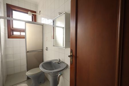 Casa de condomínio para alugar com 853m², 4 quartos e 6 vagasBanheiro de serviço
