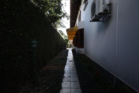 Casa de condomínio para alugar com 853m², 4 quartos e 6 vagasCorredor lateral